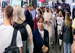 <b>自2001年举</b>